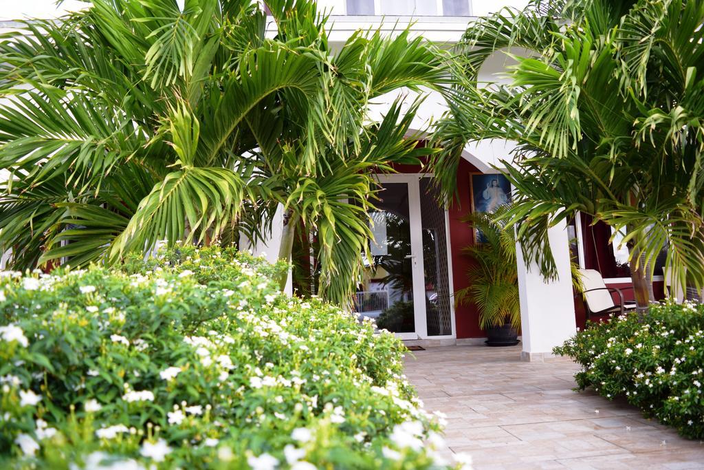 Ladybugs Apartments Палм Бич Экстерьер фото